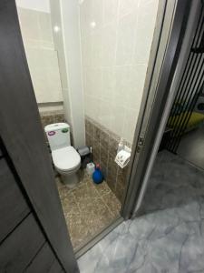ein Bad mit einem WC und einer Duschkabine in der Unterkunft Микрорайон Самал дом 38 in Taras
