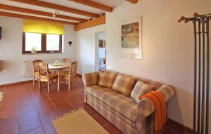 een woonkamer met een bank en een tafel bij Stunning Apartment In Mirow Ot Roggentin With Kitchen in Roggentin