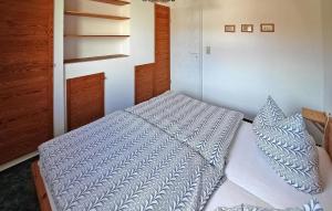 1 dormitorio con 1 cama con edredón blanco en Stunning Apartment In Mirow Ot Roggentin With Kitchen, en Roggentin