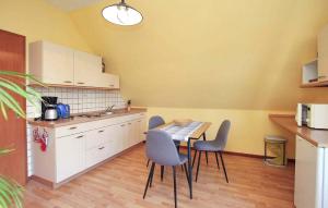 Kuhinja ili čajna kuhinja u objektu Stunning Apartment In Rbel-mritz With Kitchen