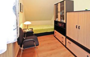 Prostor za sedenje u objektu Stunning Apartment In Rbel-mritz With Kitchen