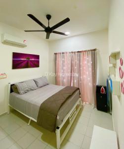 sypialnia z łóżkiem i wentylatorem sufitowym w obiekcie Mesahill 2 Bedroom by DKAY in Nilai w mieście Nilai