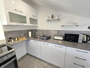 Кухня или мини-кухня в Apartmani Krnić
