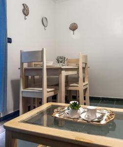 mesa de comedor y sillas con mesa de cristal en Boca chica Relax en Boca Chica