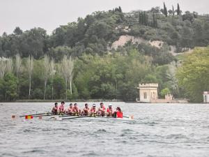 un groupe de personnes dans un bateau sur l'eau dans l'établissement Camping Bungalow el Llac de Banyoles, à Porqueres