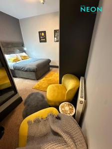 Habitación pequeña con cama y espejo. en Hotel Neon en Blackpool