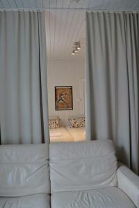 salon z białą kanapą i lustrem w obiekcie Ragna's apartment downtown. w Reykjavík