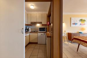 cocina con mesa y microondas en Calvi 0602 G, en Koksijde