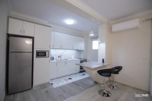 Кухня или мини-кухня в Family and Friends Apartment Korce
