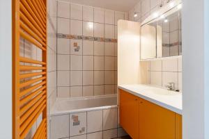Un baño con lavabo y bañera. en Calvi 0602 G, en Koksijde 8 fotos más