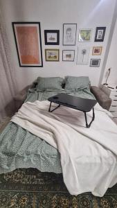 En eller flere senge i et værelse på Peni Apartman Centar + 36 billeder