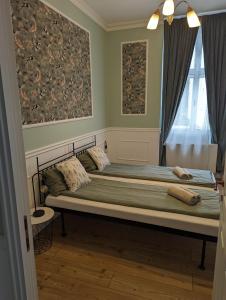 1 dormitorio con 2 camas y ventana en Classic Deluxe Tapolca, en Tapolca
