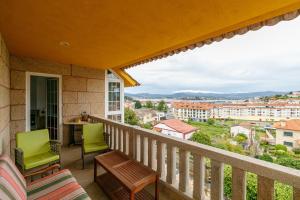 Un balcón con vista a una ciudad en La Casa De Rita, en Baiona
