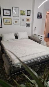 En eller flere senge i et værelse på Peni Apartman Centar