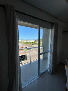 Cette chambre dispose d'une fenêtre offrant une vue sur l'aéroport. dans l'établissement brisas da maré 301, à Passo de Torres