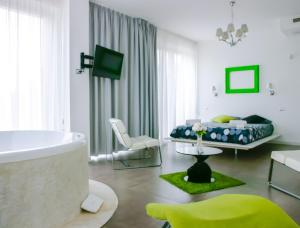 Televiisor ja/või meelelahutuskeskus majutusasutuses Max Luxury Suite - Servizio Spiaggia Inclusa