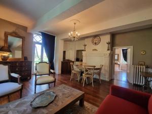 uma sala de estar com uma mesa e uma lareira em Le Manoir du Thouron em Saint-Sulpice