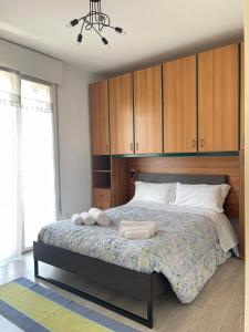 - une chambre avec un grand lit et des placards en bois dans l'établissement Casa Vianello, à Padoue