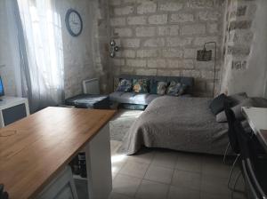 Posteľ alebo postele v izbe v ubytovaní Maison intra muros, terrasses avec vue jaccuzzi et garage