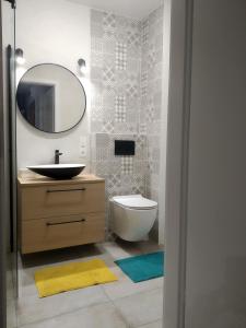 a bathroom with a sink and a mirror at Apartament Białystok in Białystok