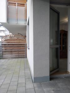 een leeg gebouw met een glazen deur en een trap bij Apartament Białystok in Białystok
