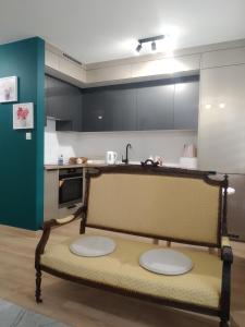 a kitchen with a bench in the middle of a room at Apartament Białystok in Białystok