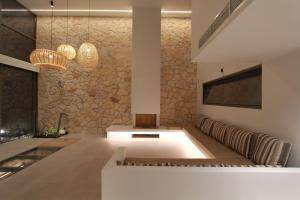 TV a/nebo společenská místnost v ubytování Endogeios Luxury Villas