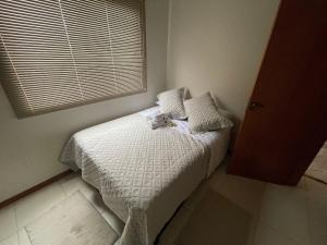 een kleine slaapkamer met een bed met een teddybeer erop bij Apartamento 1 quarto com garagem in Ponta Grossa