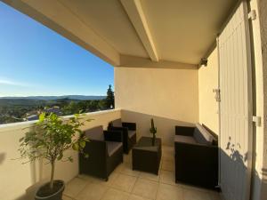 Balkón nebo terasa v ubytování Beau Duplex T3 vue panoramique Luberon