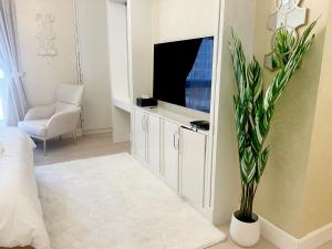 TV a/nebo společenská místnost v ubytování ROYAL BEACH RESIDENCES 2