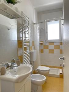 La salle de bains est pourvue d'un lavabo, de toilettes et d'une fenêtre. dans l'établissement Casa Vianello, à Padoue