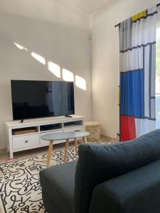 TV a/nebo společenská místnost v ubytování Beau Duplex T3 vue panoramique Luberon