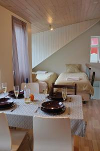 ein Esszimmer mit einem Tisch und einem Bett in der Unterkunft Floki's apartment downtown. in Reykjavík