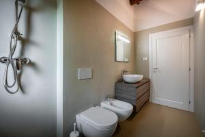 bagno con servizi igienici bianchi e lavandino di YiD Cozy House in Fiesole 5 min from Florence a Fiesole
