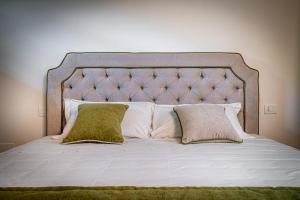 un letto bianco con due cuscini sopra di YiD Cozy House in Fiesole 5 min from Florence a Fiesole