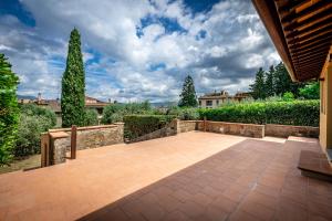 un patio con alberi e passerella in mattoni di YiD Cozy House in Fiesole 5 min from Florence a Fiesole