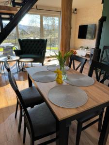 drewniany stół z krzesłami i jadalnia w obiekcie Domki na Snowańcu w Brennie
