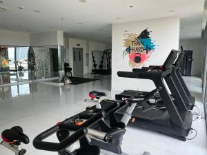 een fitnessruimte met cardio-apparatuur in een kamer bij Khu Nghĩ Dưỡng Emerald Golf View in Thuan An