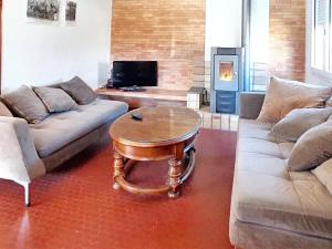- un salon avec un canapé et une table basse dans l'établissement Maison de 3 chambres avec jardin clos et wifi a Vielle Saint Girons, à Vielle-Saint-Girons