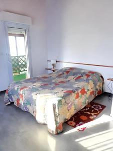 - une chambre avec un lit et une couette colorée dans l'établissement Maison de 3 chambres avec jardin clos et wifi a Vielle Saint Girons, à Vielle-Saint-Girons