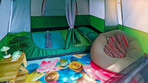 een binnenkant van een tent met een bed erin bij Oasis forest garden in Ban Takuk Nua
