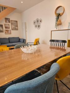 Maison Brizon collection Pepeaz في تور: غرفة طعام مع طاولة وكراسي خشبية