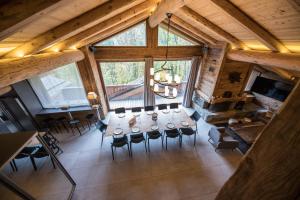 una vista sul soffitto di una camera con tavolo e sedie di Savoielac - La Clusaz- Piscine intérieure : Chalet Viking a La Clusaz