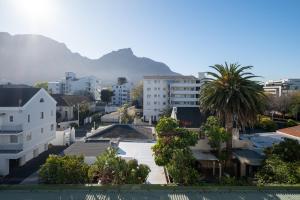 Blick auf eine Stadt mit Bergen im Hintergrund in der Unterkunft The Upper Haus Cape Town Accommodation in Kapstadt