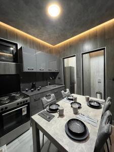 una cucina con un tavolo con sedie e una stufa di Diamond Hostel a Divčibare