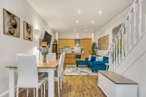 a kitchen and living room with a table and chairs at Vibrant 2-Bed by Bow in London