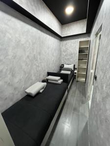 Pokój z 3 czarnymi łóżkami w obiekcie Diamond Hostel w mieście Divčibare