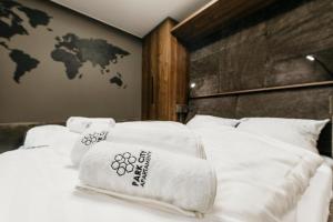 ein Schlafzimmer mit 2 Betten und Handtüchern darauf in der Unterkunft Apartament B Park City in Ostrowo