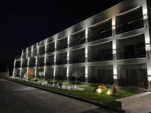 un edificio con luces de noche. en GRANDE CASA Hotel - Međugorje, en Međugorje