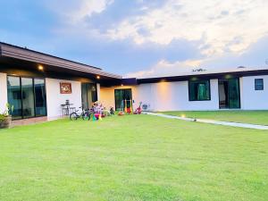 Herní místnost nebo prostor pro děti v ubytování Spacious Private Villa Modern Style near beach